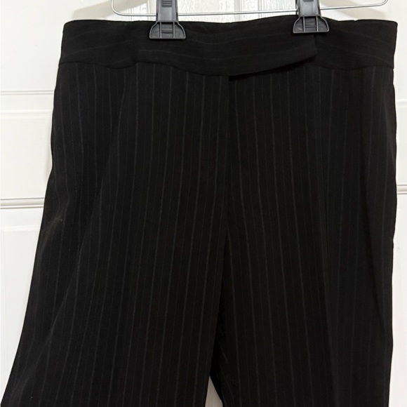 Tahari Arthur S. Levine Black Pant Suit Petite 2 pc. 6P - Picture 7 of 8